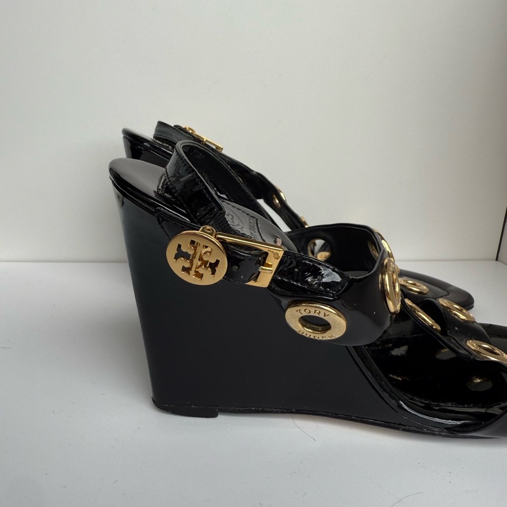 TORY BURCH Kathryn Black Patent Leather Gold Rivet Wedge Heel Sandals Size 7.5 - Picture 11 of 16